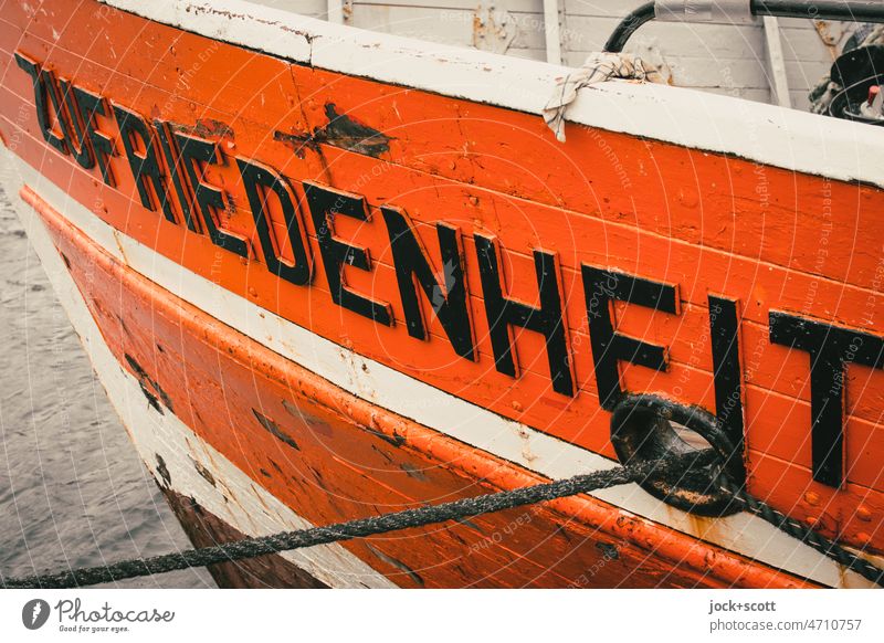 Liegeplatz für Schiff ZUFRIEDENHEIT Name Zufriedenheit Wasserfahrzeug festgemacht Standort Längsseits orange Großbuchstabe Tau Backbord alt Detailaufnahme