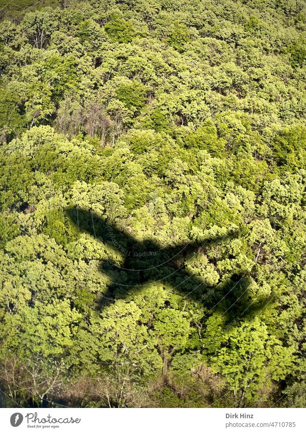 Schatten eines Flugzeugs beim Landeanflug Luftverkehr Flugzeuglandung fliegen Passagierflugzeug Ferien & Urlaub & Reisen Tourismus Außenaufnahme Flugzeugstart