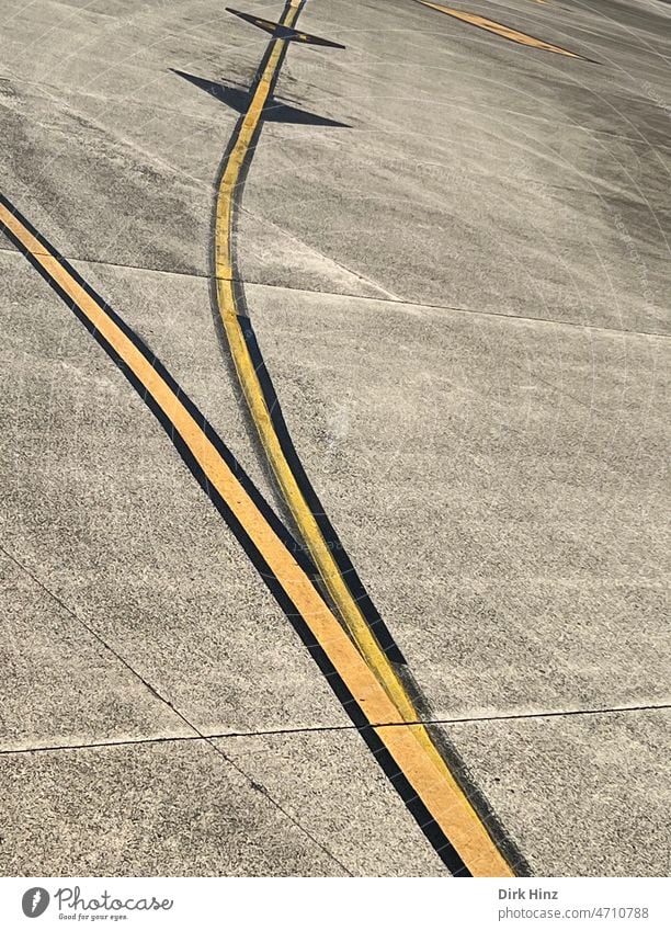 Markierung auf einem Flugplatz Luftverkehr Flughafen fliegen Landebahn Außenaufnahme Verkehr Menschenleer Flugzeug Markierungslinie Ordnung Pfeil Linie