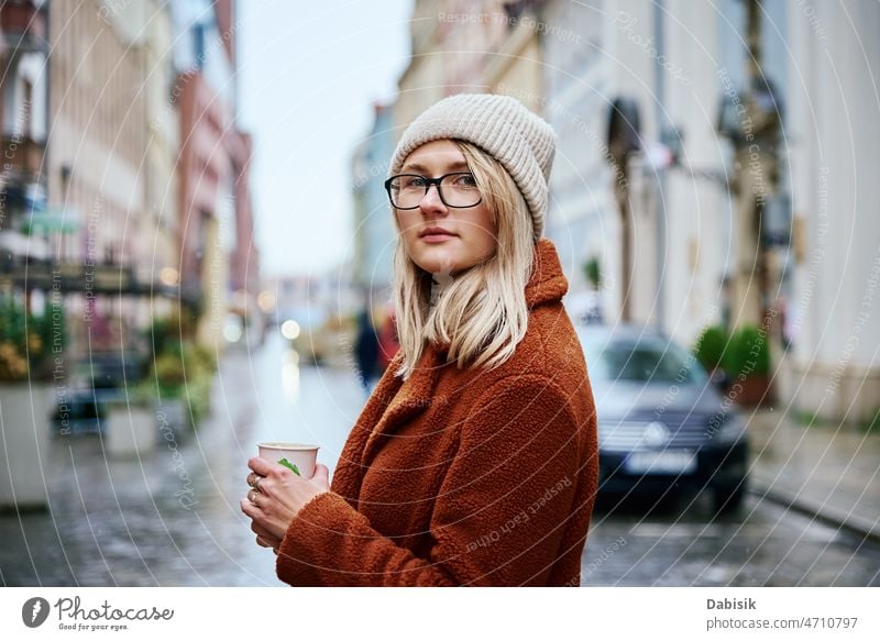 Frau auf der Straße mit Kaffeetasse Großstadt laufen Lifestyle Brille urban Zebrastreifen Tasse trinken Mode Business Imbissbude Stadtleben Mädchen Model lässig