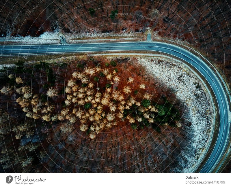 Landschaft mit kurvenreicher Straße durch Wald, Luftaufnahme Antenne Natur im Freien PKW Ansicht grün Autobahn Ausflug reisen Baum hoch malerisch Serpentinen