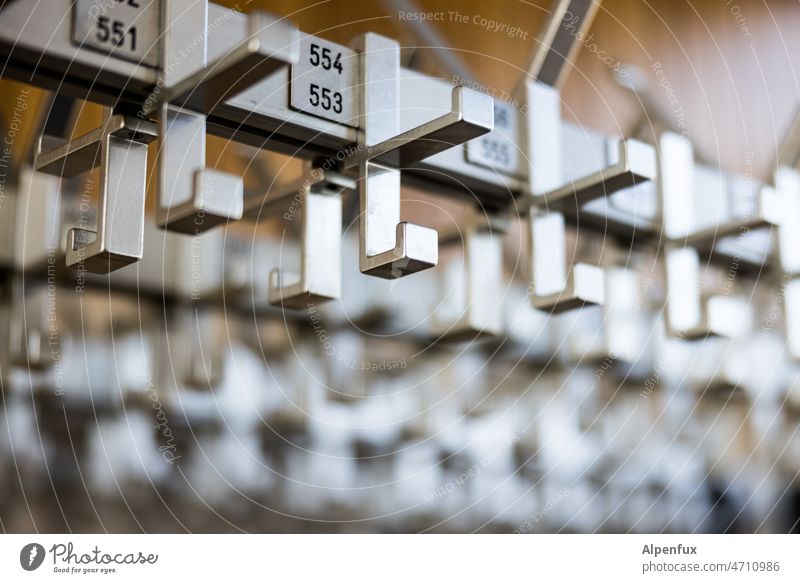 zum Abhängen Haken Kleiderhaken Ordnung garderobe Garderobe Menschenleer Garderobenhaken Innenaufnahme Kleiderbügel Farbfoto hakenleiste hängen lassen Hänger