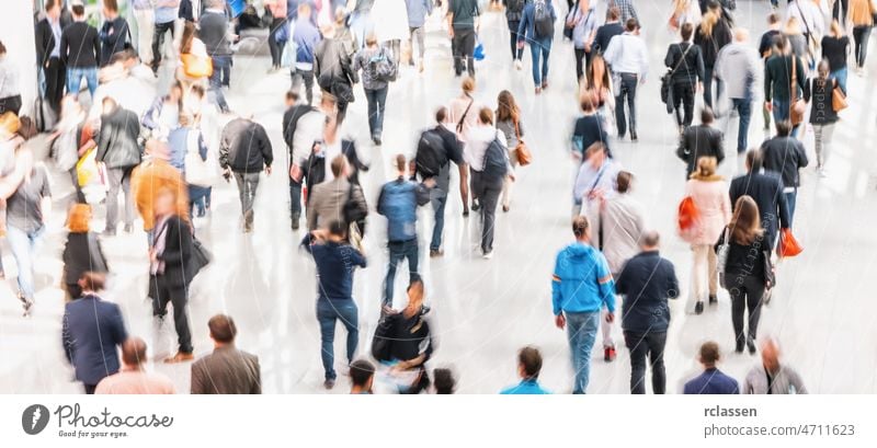 unscharfe Geschäftsleute Menschenmenge auf einer Messe, Konzeptbild Menge Straße Spaziergang Unschärfe Großstadt Fußgänger beschäftigt Bewegung Stadtzentrum