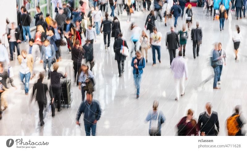 verschwommene Menschen in einer modernen Halle Menge Fairness Ausstellung Kongress Ausfahrt Seminar Besucher Köln reisen Zukunft Business Hostess Konzept zeigen