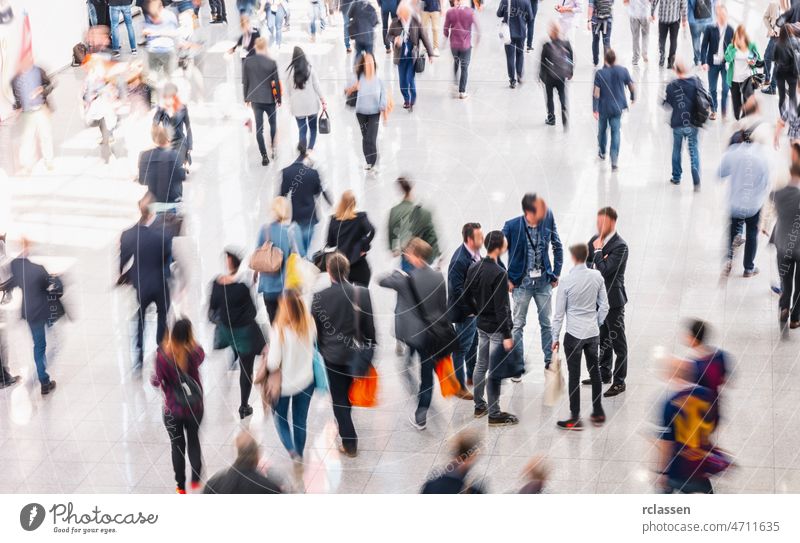 verschwommene Menschen in einer modernen Halle Menge Arbeitsweg Konvention Business Flughafen Kabine Sale Kongress anonym Tagung Transparente wirtschaftlich