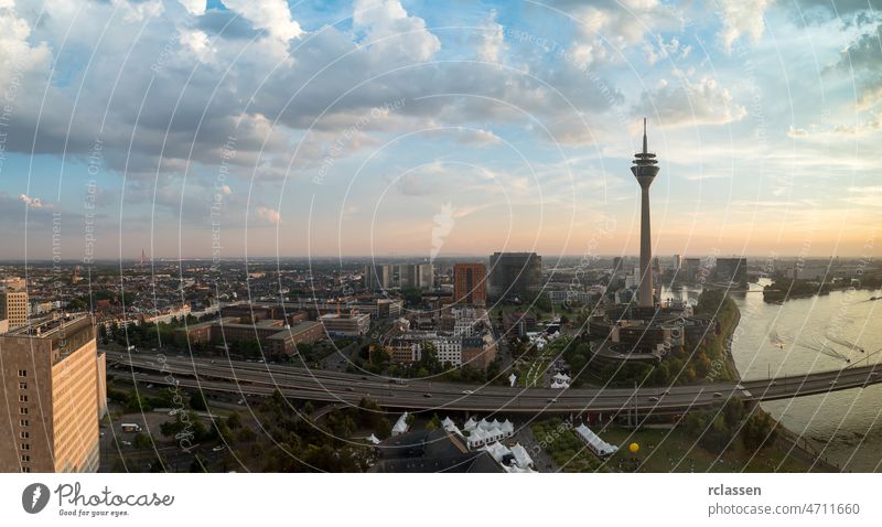 Düsseldorfer Stadtpanorama bei Sonnenuntergang düsseldorf Deutschland Turm Fluss Europa Großstadt blau Rhein Sommer Panorama Architektur medienhafen Medienhafen