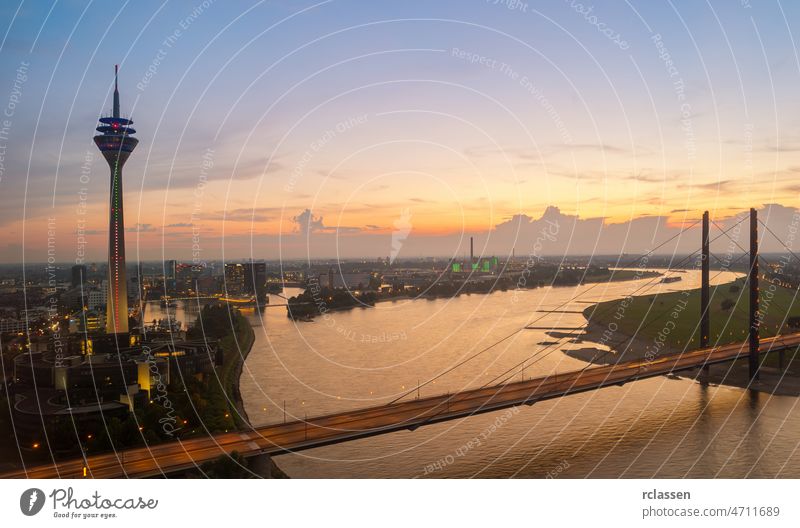 Blick auf die Düsseldorfer Skyline bei Sonnenuntergang düsseldorf Deutschland Turm Fluss Europa Großstadt blau Rhein Sommer Panorama Architektur medienhafen