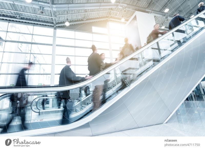 Unscharfe Geschäftsleute, die einen Skywalk/Treppenhaus benutzen Architektur Besucher bewegend Business London Gang Frankfurt am Main Menschen Messe Fairness