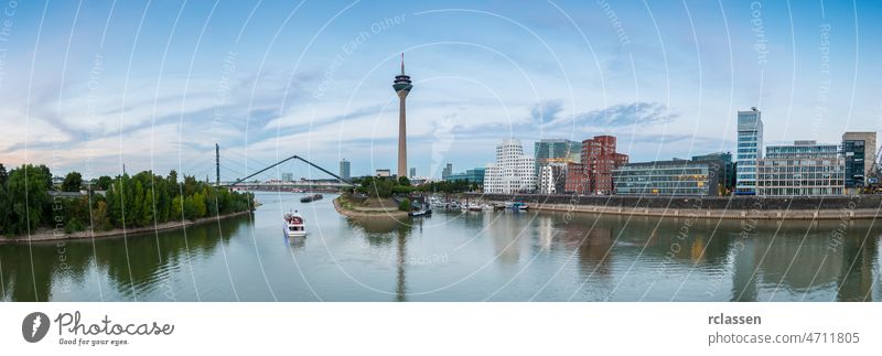 Düsseldorfer Medienhafen-Panorama düsseldorf Deutschland Turm Fluss Europa Großstadt Rhein Sommer Architektur medienhafen Landeshauptstadt nrw Skyline Tourismus