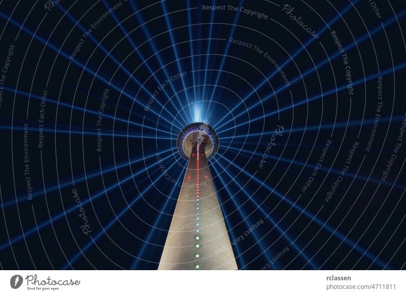 fernsehturm düsseldorf bei nacht, deutschland Deutschland Turm Europa Großstadt blau Sommer Architektur medienhafen Medienhafen Landeshauptstadt nrw Tourismus