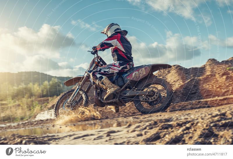 Enduro Extreme Motocross MX-Fahrer in Aktion auf einer Schotterpiste extrem Fahrrad enduro Rallye Dirtbike Schmutz Bahn Reiter Geschwindigkeit Nachlauf Motor