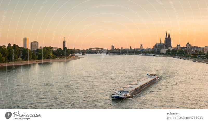 Köln mit Kölner Dom und Rhein bei Sonnenuntergang in Köln Großstadt Altstadt Kathedrale Hohenzollern Deutschland dom Fluss Karneval Architektur Gebäude Kirche