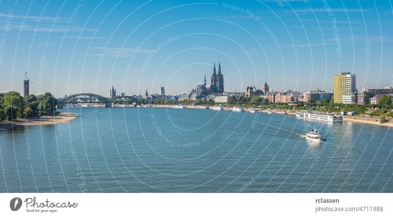 Blick auf die Kölner Innenstadt mit Dom im Sommer Großstadt Kölner Dom Altstadt Kathedrale Rhein Hohenzollern Deutschland dom Fluss Karneval Architektur Gebäude