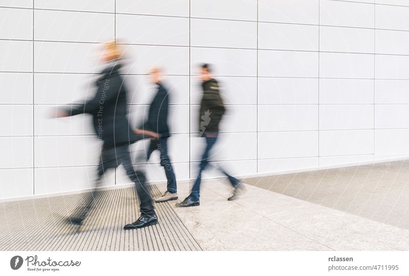 verschwommene Menschen, die in einem Korridor gehen Menge Handel Fairness zeigen Ausstellung Kongress Ausfahrt Seminar Besucher Köln reisen Zukunft Business