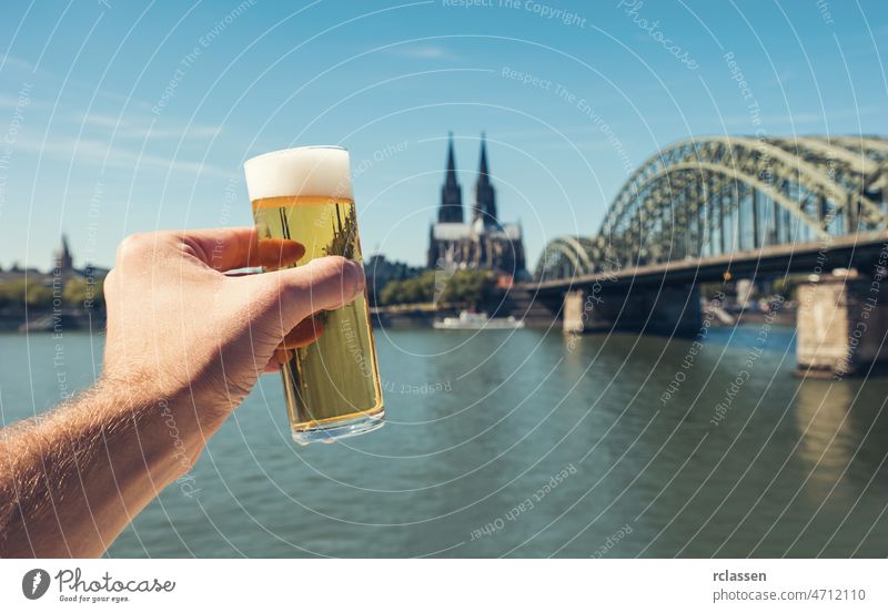 Deutsches Bier (Kölsch) in Köln am Rhein Deutschland Großstadt Kölner Dom Altstadt Kathedrale Hohenzollern dom Fluss Karneval Architektur Gebäude Kirche Brücke