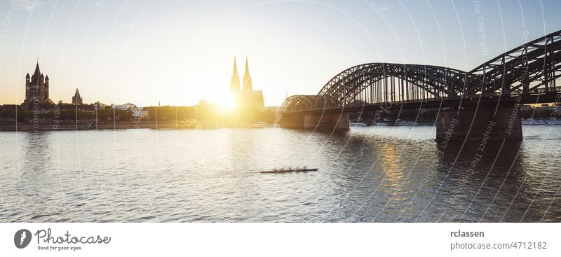 Kölner Dom und Hohenzollernbrücke bei Sonnenuntergang Großstadt Altstadt Kathedrale Rhein Deutschland dom Fluss Karneval Architektur Gebäude Kirche Brücke