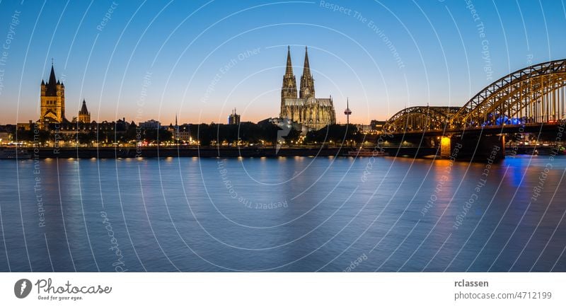 Kölner Stadtsilhouette und Kölner Dom bei Sonnenuntergang Großstadt Altstadt Kathedrale Rhein Hohenzollern Deutschland dom Fluss Karneval Architektur Gebäude