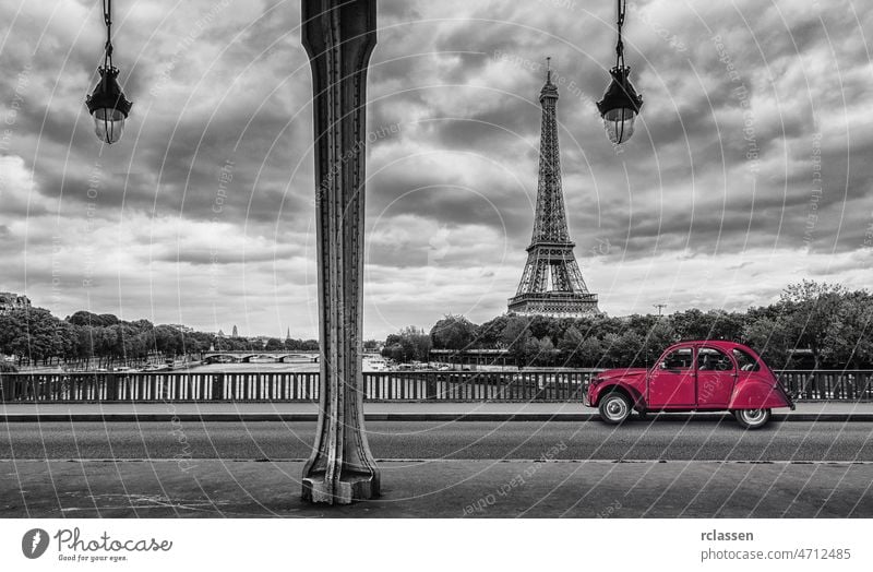 Eiffelturm mit Oldtimer in Paris, von der Bir-Hakeim-Brücke aus gesehen Tour d'Eiffel PKW bir-hakeim schwarz auf weiß Seine sw Pont Ente Straße Turm