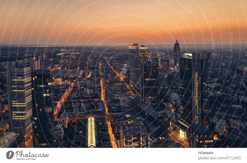 Moderne Skyline von Frankfurt am Main bei Sonnenuntergang, Deutschland Finanzzentrum Architektur Ausblick Banken brexit Stadtbild Euro Europäische Union ffm