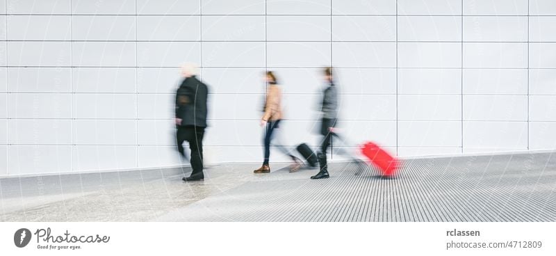 Menschenmenge von Berufspendlern, die zu einem Eingang eilen Menge Handel Fairness zeigen Ausstellung Kongress Ausfahrt Seminar Besucher Köln reisen Zukunft