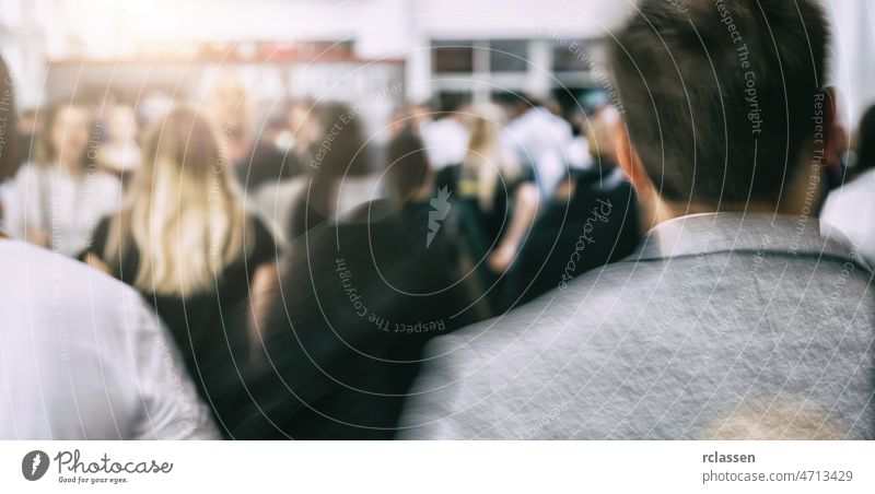 Menschen auf dem Platz Menge Straße London laufen Menschengruppe Fußgänger anonym Eile Unschärfe Masse Konzept Deutschland Seminar kaufen Frankfurt am Main