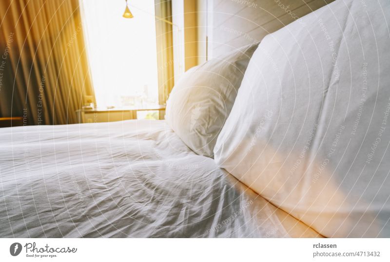 Interieur eines modernen neuen Hotelzimmers mit Doppelbett Appartement Architektur schön Bett Streu Schlafzimmer beige Decke Teppich Zimmerdecke Sauberkeit