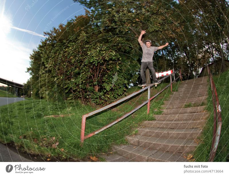 Skateboarder Boardslides a Handrail skater Skateboarding Aktion handrail Sport Geschwindigkeit Lifestyle Freizeit & Hobby Sommer Skater Stil Funsport Bewegung