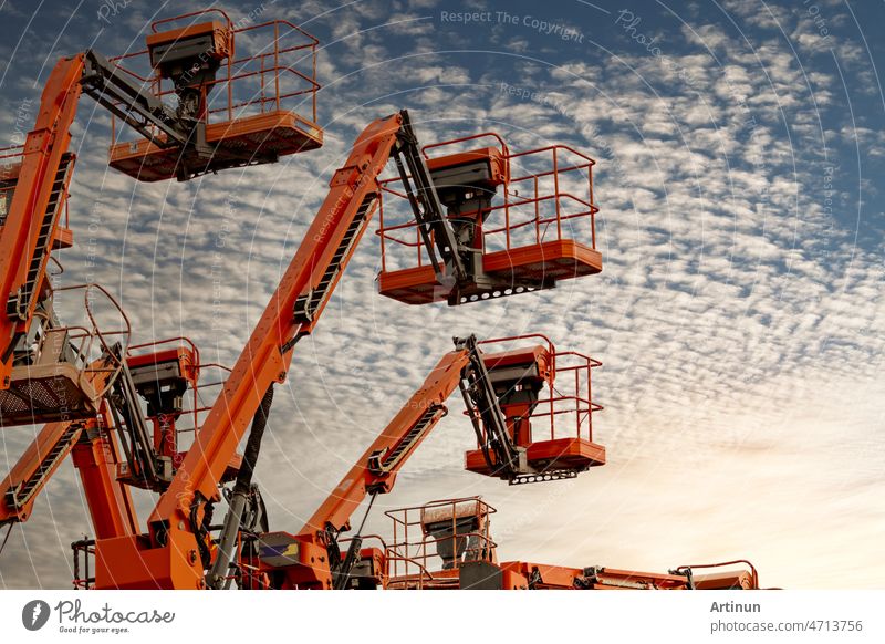 Gelenkige Hebebühne. Hubladebühne. Teleskopbühnen-Hebebühne gegen blauen Himmel. Mobilbaukran zur Miete und zum Verkauf. Wartungs- und Reparaturservice für hydraulische Hebebühnen. Kran-Händler.