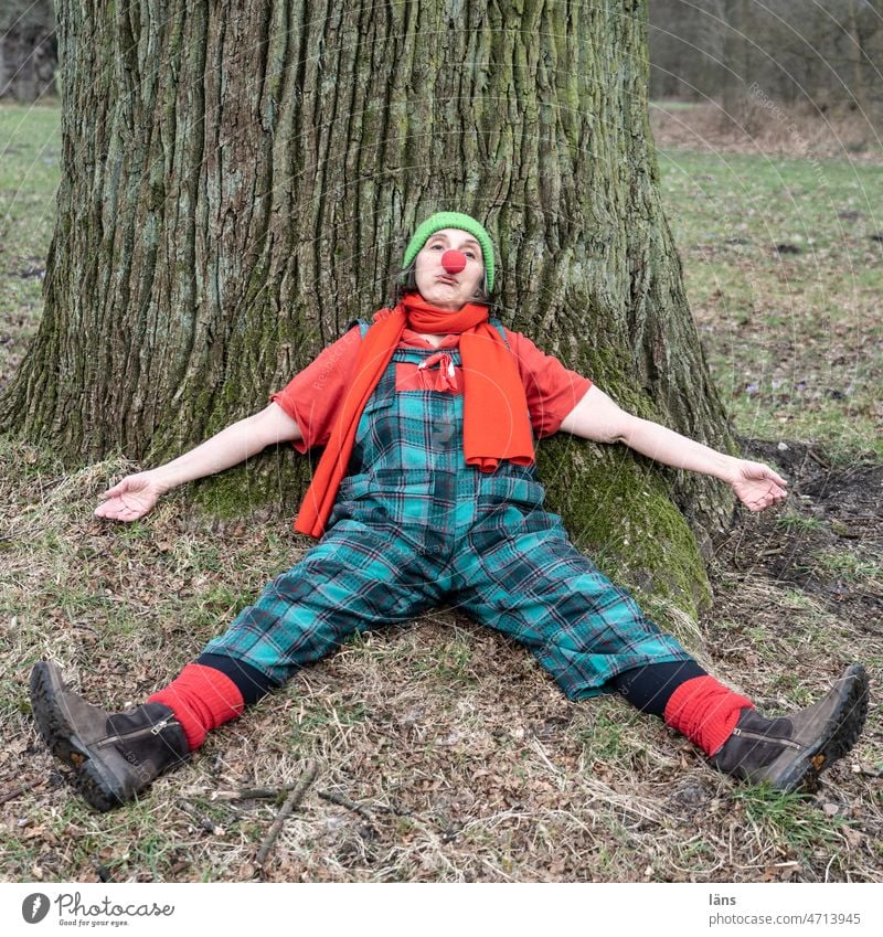 Burnout l Clowns im Park Fertig Müdigkeit Ausgespielt Erschöpfung Mensch KO Pause satt liegen Erholung fertig Ausgebrannt am Ende Schlaraffenland Alkohol