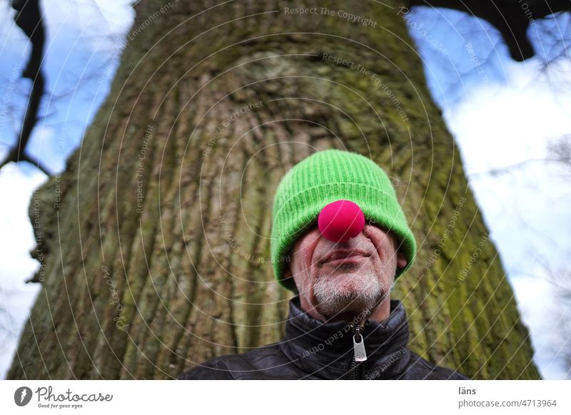 Clown im Pausenmodus Mann mit Mütze rote Nase nichts sehen Abgetaucht Mensch Farbfoto Porträt maskulin Kopf In sich gekehrt Rückzug rückzugsort weltabgewandt