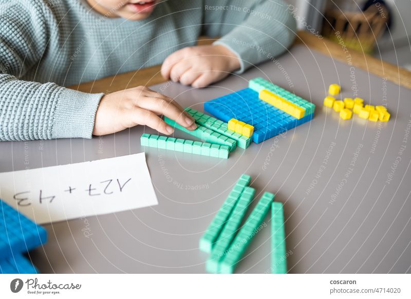 Kleiner Junge, der zu Hause mit der Methode zur Basis 10 addiert Abakus Ergänzung allein Blöcke Kind Kindheit Kinder farbenfroh Konzept Zählen niedlich dezimal