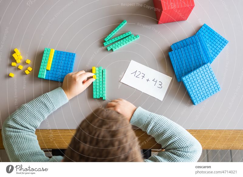 Kleiner Junge, der zu Hause mit der Methode zur Basis 10 addiert Abakus über Ergänzung allein Blöcke Kind Kindheit Kinder farbenfroh Konzept Zählen niedlich