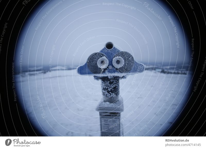 vereistes Fernglas im Winter vignette eisig ausblick Zukunft Schnee Eis gefroren Frost kalt winterlich Natur Wetter Aussicht sehen Wintertag frieren