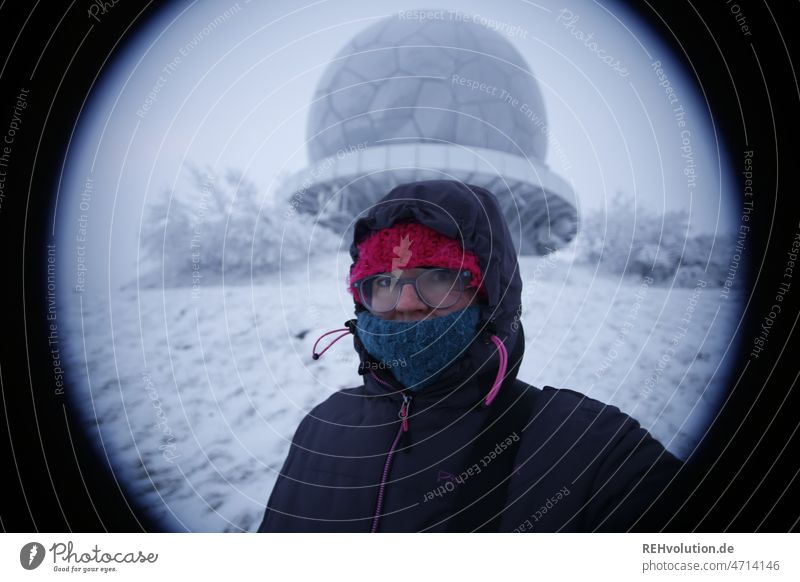 Frau im Winter mit Schneelandschaft Wasserkuppe Rhön weiß Brille Jacke Winterkleidung Mütze Wetter Porträt Mensch kalt Junge Frau Außenaufnahme Radom Hessen