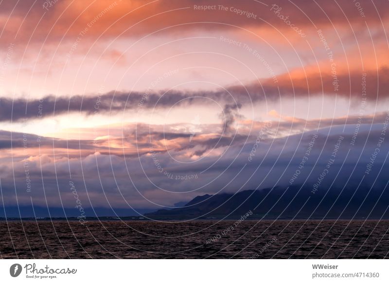 Dramatischer Abendhimmel, Tendenz Mitternachtssonne, über der Bucht von Reykjavik Wasser Himmel Wolken Natur Naturschauspiel dramatisch farbenfroh