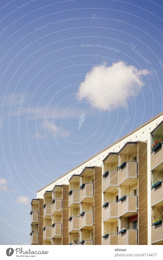 Dekowolke über einem Neubaublock mit Balkonen / wohnen / Mietpreisbremse Mietpreisdeckelung Platte Mehrfamilienhaus Plattenbau himmelblau my home is my castle