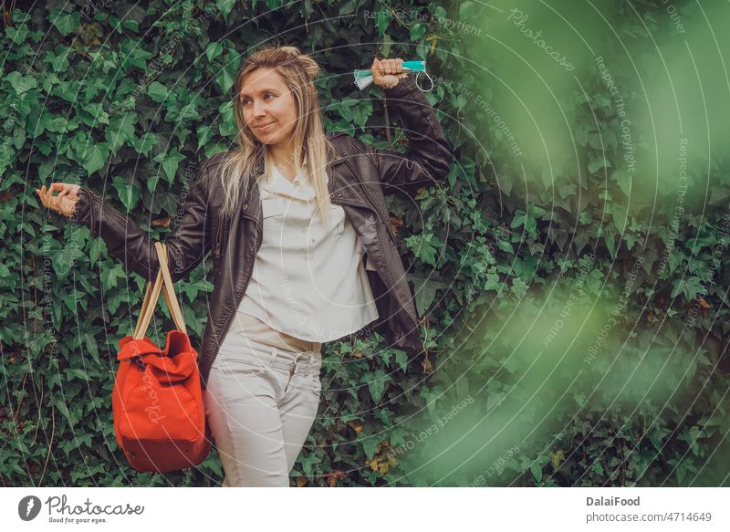 Mädchen mit rotem Koffer freut sich auf den Urlaub Accessoire Tasche schön schwarz hell lässig Großstadt elegant Fälschung Mode Frau Handtasche Dame Lifestyle