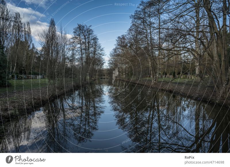 Kanal auf dem Ohlsdorfer Friedhof. Park Parklandschaft Landschaft Weg pfad Eichen Allee Feldweg Natur Frühling Jahreszeit Witterung landscape Rasen Wiese