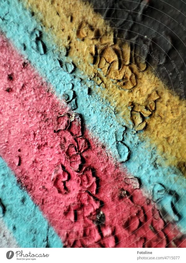 Zeit und Farbe: Spuren in altem Lost Places in pink, blau, gelb und schwarz auf abblätterndem Putz. Farbfoto lost places Verfall Zahn der Zeit Vergänglichkeit