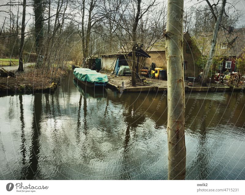 Abgepackt Lehde Spreewald Brandenburg Uferbefestigung Wasserspiegelung geheimnisvoll Reflexion & Spiegelung Wege & Pfade Gras Uferlinie Stromkabel Flussufer