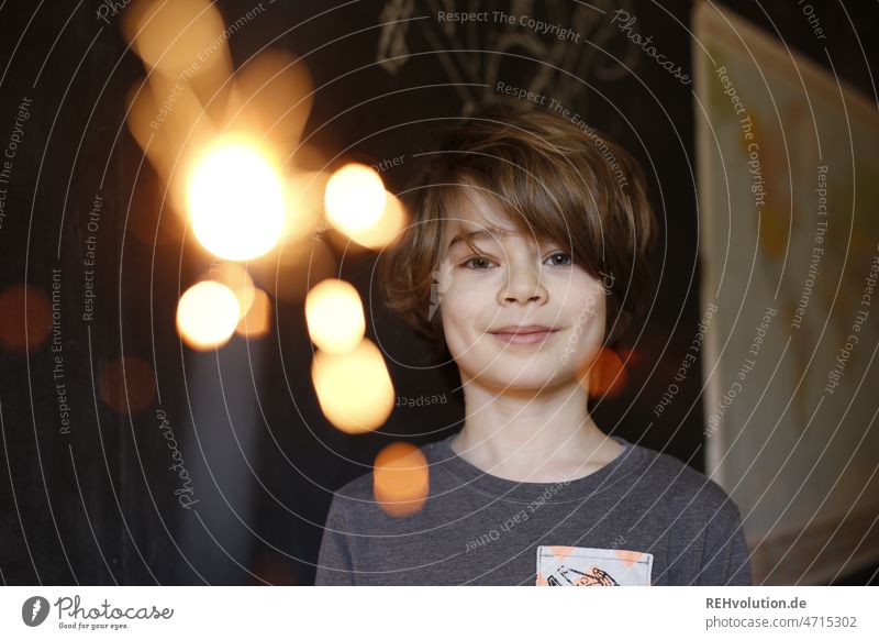 Junge mit einer Wunderkerze Kind Kindheit Lächeln zufrieden Geburtstag Glück Freude Fröhlichkeit positiv im Innenbereich Gesicht bezaubernd heiter sorgenfrei