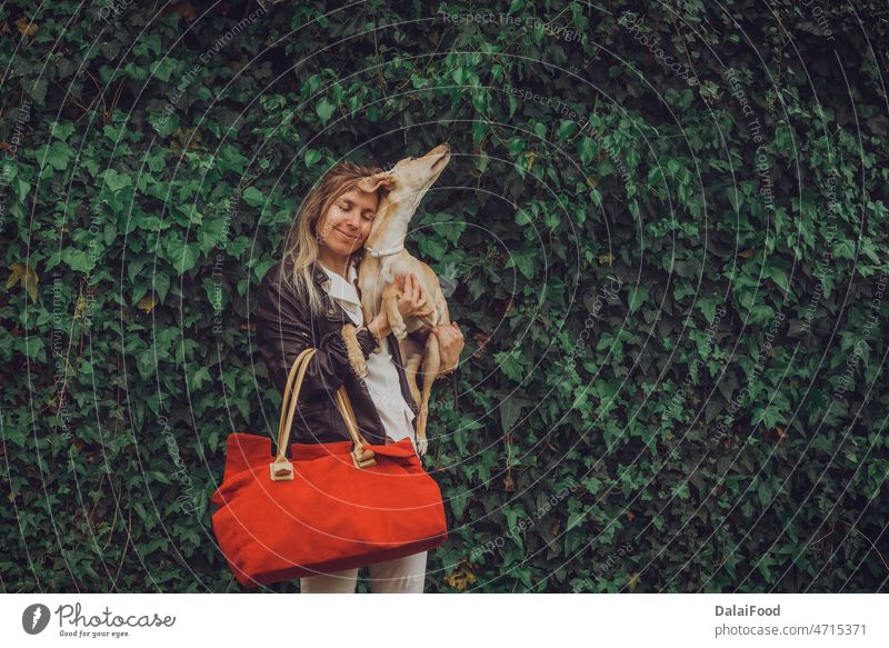 Mädchen und Hund mit rotem Koffer freuen sich auf den Urlaub Tier Hintergrund Tasche Gepäck schön Eckzahn Konzept niedlich Freund lustig Glück Feiertag