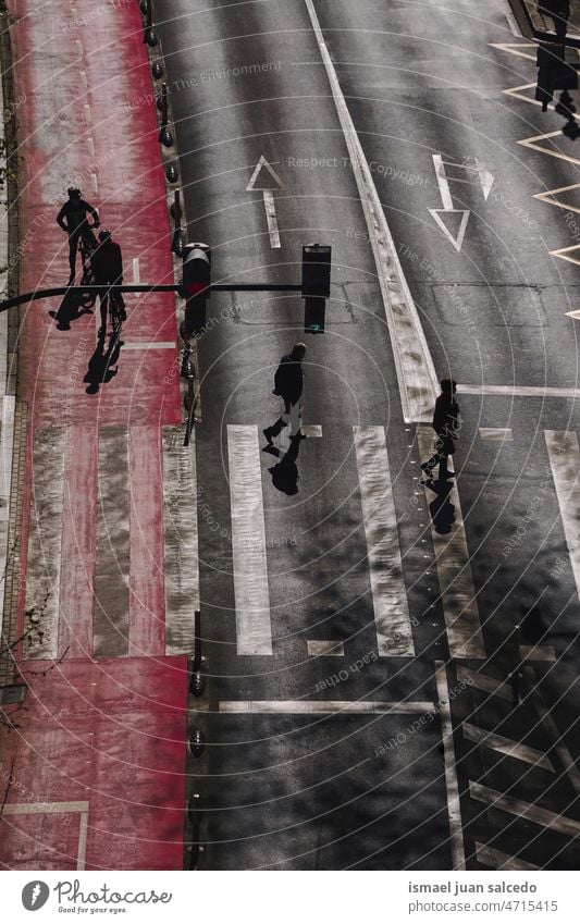 Menschen auf dem Zebrastreifen Straße Tourist Tourismus Person menschlich Fußgänger Schatten Silhouette Boden im Freien Großstadt urban Stadtleben Lifestyle