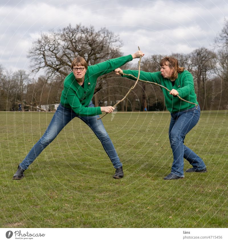 Angriff und Abwehr Kampf Frau Frauen Erwachsene kämpfen Farbfoto Mensch Kampfsport Wut Kraft Spaß haben Spielen Aggression Sport Bewegung Sport-Training