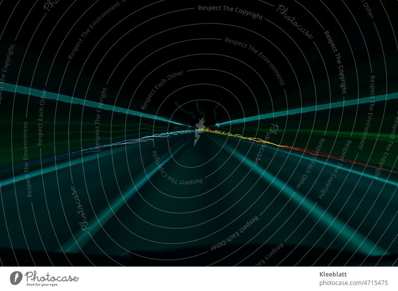 Tunnellichter 4 - Tunnelblick - Fahrlichter stark bearbeitet im Autotunnel Lich Beleuchtung Geschwindigkeit fahren starker Filter blaugrün schwarz