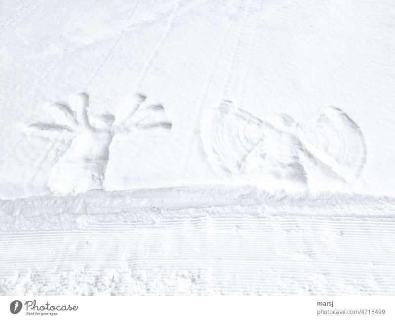 Gegensätze und Kindheitserinnerungen. Der Flatterhafte und der ausgeglichene, brave Schnee-Engel. Flügel Abdrücke Schnee-Engerl Märchenstunde weiß Winter