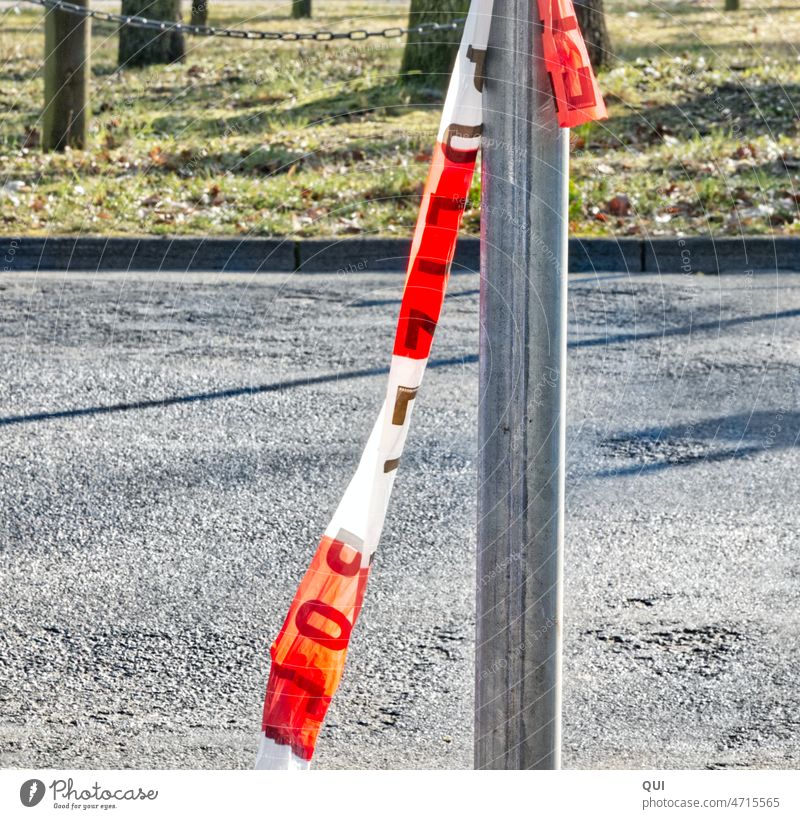 Absperrband der Polizei vor einem Stadion Veranstaltungsort Metallrohr Asphalt rot weiss Schriftzug Polizei Ordnungshüter Regeln Absperrung Sicherheit