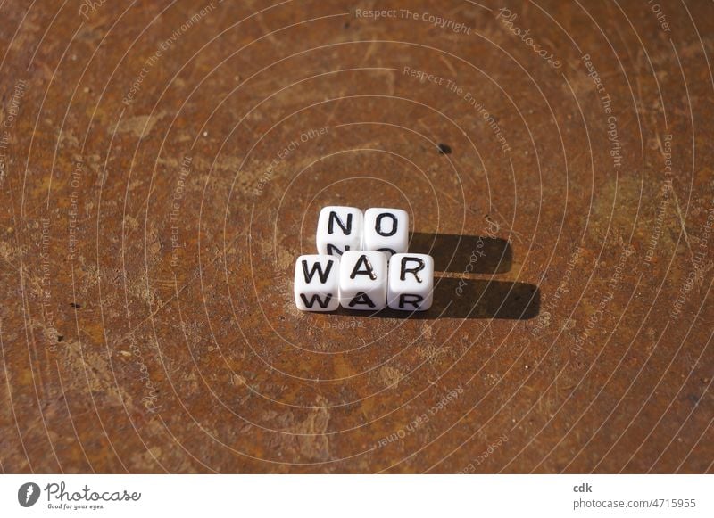 NO WAR no war kein Krieg! Schrift Buchstaben einzelne Buchstabenperlen schwarzweiß rostig braun alt neu Schriftzeichen Zeichen setzen Kommmunikation Botschaft