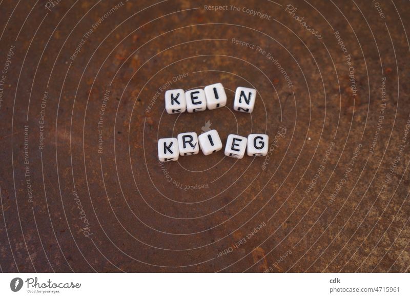 KEIN KRIEG kein Krieg Schrift Buchstaben einzelne Buchstabenperlen Botschaft Mitteilung Message Kommunikation kommunizieren Sprache Zeichen Zeichen setzen Wort