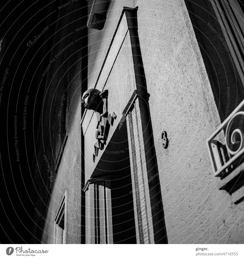 Köln - Kopf an Hausfassade | Müllemer Köppe Fassade Architektur Fenster Gebäude Außenaufnahme Mauer Wand Menschenleer Bauwerk Stadt Schwarzweißfoto trist Nacht